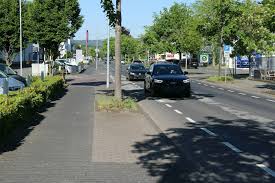 Auf dem gehweg zu parken gehört nicht nur in innenstädten zum gewöhnten anblick. Jvucalrldvazrm