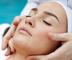 Vous avez toujours rêvé d'être esthéticienne ? Devenir Estheticienne Missions Salaire Formation