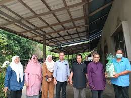 Datin Saleha Yaacob, isteri YB Dato' Haji Che Abdullah Mat Nawi, Timbalan  Menteri Pertanian dan Industri Makanan II merangkap Ahli Parlimen Tumpat  menyempurnakan penyampaian beg sekolah kepada semua pelajar PASTI dalam  Parlimen