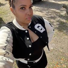 Nikki Emery's Instagram, Twitter & Facebook