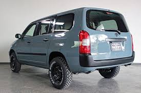 遠くからクラシックなトヨタのエンブレムをつけたアンヴィルのプロボックスがやってきました それはそれはヌルテカでカッコイイ イカした車でした プロボックスsuvカスタム専門店 suv カスタム プロ ボックス トヨタ