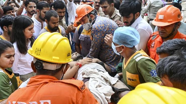 50 साल पुरानी इमारत, हादसे के वक्त बेसमेंट में काम... दिल्ली के सत्य निकेतन  में 6 मौतों का गुनहगार कौन? - Delhi Satya Niketan PG old building collapse  who responsible ntc rmxk ...