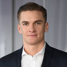 Nach meinem erfolgreichen Master-Abschluss an der EBS Universität hatte ich  heute die Ehre, meine erste Vorlesung als Dozent zu halten. Die  nebenberufliche Lehrtätigkeit ist für mich eine großartige…