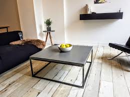 schicker beton couchtisch mit rohstahluntergestell hier mit unserer betonschale als perfekte deko die betonfarbe couchtisch wohnzimmertisch couchtisch beton