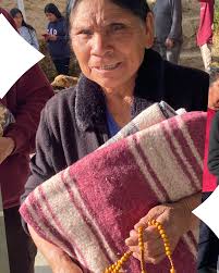 There is more joy in giving than in receiving.” 💛 This Christmas season,  Cumbres students shared warmth and love by delivering blankets to families  in the Llano de San Francisco community, spreading