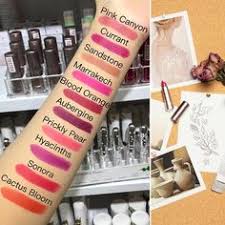 Give your lips a major punch of color all while keeping them nourished and healthy thanks to these brand new matte organic lipsticks by 100% pure! 34 100 Pure Ideen Kosmetik Naturkosmetik Dekorative Kosmetik