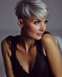 Les cheveux gris sont particulièrement mis. Epingle Par Pirjo Sur Cheveux Courts Cheveux Courts Idees Cheveux Courts Photo Cheveux Court