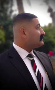 وَكيفَ أنسَى دِيَارًا قَد تَركتُ بِهَا أَهْلاً كِرامًَا لهُمْ وُدِّي  وَإِشْفَاقِي؟ إذَا تَذكَّرتُ أيَّامًا بِهِمْ سَلَفتْ تَحَدَّرت بِغرُوبِ  الدَّمعِ آماقِي فيَا بريدَ الصَّبَا بَلِّغ ذَوى رَحمِي أنِّي مُقيمٌ عَلى  عَهدِي ومِيثاقِي. . |