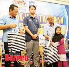 Nelayan merujuk kepada mereka yang mencari pendapatan dengan menangkap ikan atau hidupan laut termasuk siput dan rumpai laut. Bantuan Khusus Untuk Nelayan Dapat Ditingkatkan Utusan Borneo Online