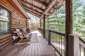 Se colocaron grandes puertas y ventanas, permanentemente abiertas, buscando el contacto permanente con la naturaleza y el bellísimo entorno silvestre, lo que la hace aún más amplia e invitante. 5 Ideas En Terrazas Rusticas De Campo Para Tu Hogar