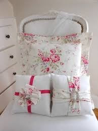 I cuscini e tutti i tessili in generale appartenenti a questo stile hanno formati particolarmente fantasiosi! Cuscini Shabby Chic I Tessili In Stile Fillyourhomewithlove
