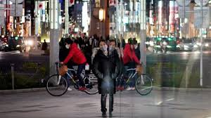 Detrás de las barreras de contención se encuentra un mundo. Japon Declara Estado De Emergencia En Tokio Tras Aumento De Contagios