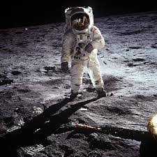 نتيجة بحث الصور عن ما هو وزن الانسان على سطح القمر"