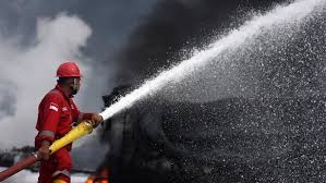 Pemadam kebakaran kadang juga disebut branwir (barisan pemadam kebakaran yang disaring dari bahasa belanda brandweer) adalah petugas atau dinas yang dilatoh secara khusus dan professional. Upxyhj6tnqld0m