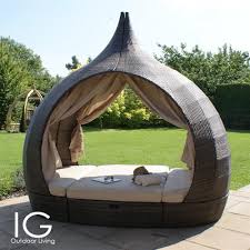 Maze Rattan Peach Daybed Internet Gardener Luxury Garden Furniture Outdoor Daybed Rattan Garden Furniture