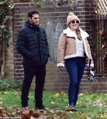 He is more famous for being the boyfriend of kelly brooke, the famous british presenter and jeremy now splits his time between his home in paris, france and the apple and pear farm owned by his famous girlfriend kelly brooke, in kent, england. Kelly Brook Opts For A Laid Back Look As She And Boyfriend Jeremy Parisi Take Their Dog For A Walk Aktuelle Boulevard Nachrichten Und Fotogalerien Zu Stars Sternchen