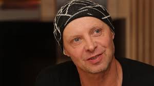 düsterer spatz am meer