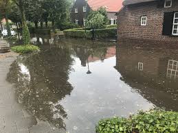 Woningen beschermen tegen wateroverlast is een klus die huiseigenaren, gemeenten en waterschappen bij uitstek samen moeten klaren, zegt hilde niezen, bestuurder van de vereniging van nederlandse gemeenten. Wateroverlast Door Hevige Regenbuien Onweerstaanbaar Someren