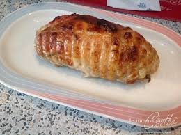 Servire caldo dopo avere tagliato il rotolo a fette da disporre nei piatti. Arrosto Di Pollo Farcito Al Forno Con Patate Le Meraviglie Di Cicetta