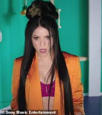 Скачай shakira and anuel aa me gusta (2020) и shakira and camilo, pedro capo tutu (remix) (2019). Shakira Wears Colourful Wigs In New Music Video For Me Gusta Daily Mail Online