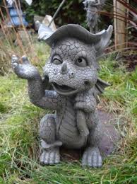 Gartendrache Halt Blatt Drache Figur Amazon De Garten Drachen Drachenkunst Babydrache