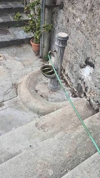 Notizie Costiera Amalfitana - Minori, tubi collegati alle fontane pubbliche:  cittadini segnalano utilizzi privati dell'acqua