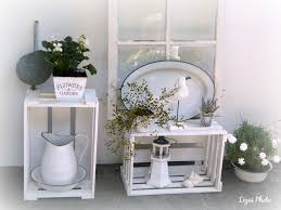 Alte Weinkisten Altes Fenster Und Emaille Kombiniert Mit Dekoration Shop Dekoration Shopwindow Weihnachten Dekoratio In 2020 Decor Porch Decorating Spring Decor