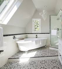 Fliesen Badezimmer Ideen Mediterran Badewanne Schwarz Weiss Dachgeschoss Schraege Dusche Duschkabine Fenster Badezimmer Fliesen Badezimmer Mediterran Und Dachboden Dusche