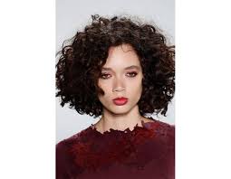 La donna in foto è ripresa da dietro, con la sua chioma castana in bella vista . Tagli Di Capelli Medi Per La Primavera Estate 2018 Tutte Le Tendenze Dalle Sfilate Tu Style