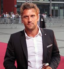 1 international versions 2 game show marathon 3 additional notes 4 potential hosts & reference 5 links even though mostforeign version of family feud uses the five against five team member format. Peer Kusmagk Wikipedia