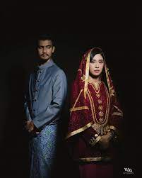 Namun, calon pengantin pasti ingin membuat foto prewedding. 15 Foto Prewedding Sakral Dengan Pakaian Adat Indonesia