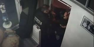 Sur une vidéo, on voit des pompiers tomber sous les coups des matraques des policiers, venus servir le. Producteur Tabasse A Paris Macron Denonce Une Honte Et Demande Au Gouvernement D Agir