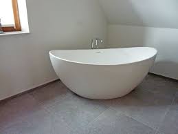 Sicher ist das bad nicht der einzige raum mit schrägen wänden in ihrer wohnung. Freistehende Badewanne Novara In Dieser Schlichten Einrichtung Steht Die Freistehende Badewanne Novara Mit Ihrem Schonen O Bad Mit Dachschrage Badewanne Baden