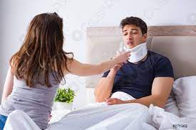 Liebevolle Frau kümmert sich um verletzten Mann im Bett - Foto vorrätig  271362 | Crushpixel