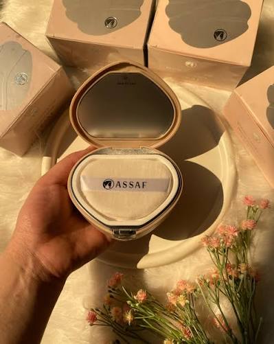 بودر عساف (Garden Oasis) تقدم مزيجاً زهرياً منعشاً بلمسات البرغموت، الخوخ،  الورد الدمشقي، وخشب الصندل مثالياً لترطيب البشرة وإكسابها ملمساً حريرياً  ورائحة فواحة تدوم طويلاً. تأتي في عبوات أنيقة وعملية (بحجم 50