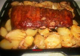 Dispón las costillas en una fuente, salpimenta, aromatiza con orégano y deja macerar en la nevera, tapadas con film transparente durante un par de horas. Costilla Adobada Al Horno Sobre Cama De Patatas A Lo Pobre Receta De Penchi Briones Garcia Cookpad
