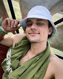 Elias Lyons's Instagram, Twitter & Facebook