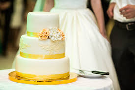 Wedding cakes cost a lot more than the cake from your local baker. 2021 Wedding Cake Prices Guide Designs Flavors Layers Fash
