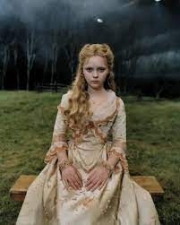 Révélée à l'âge de onze ans par son rôle de mercredi addams dans la comédie horrifique la famille addams (1991), elle reprend son rôle pour la suite les valeurs de la famille addams (1993) et reste dans un registre similaire pour le film pour enfants. Khellendrosbgg S Image Christina Ricci Tim Burton Movie Sleepy Hollow Movie