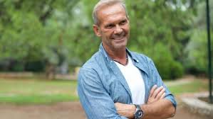 Πολύ σκληρός για να πεθάνει αποδεικνύεται ο πέτρος κωστόπουλος, ο οποίος «ξαναχτυπά» στον τύπο με το επαναλανσάρισμα του θρυλικού nitro. O Petros Kwstopoylos Dinei 3eka8arh Apanthsh Gia To Ta3idi Sto Ntoympai Zappit