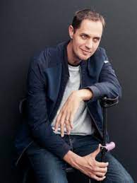 Grand corps malade gained more fame in slam circles in 2005 through appearances at reservoir, a club that featured upcoming artists like jamel comedy club. Grand Corps Malade Auteur De Patients Babelio