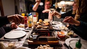 Gourmetten - Familie - Eten - Saus - Bord - Mayo - Ketchup - groenten - Vlees