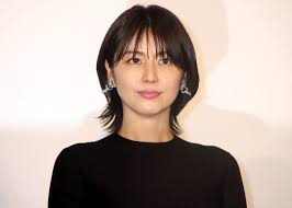 女優の長澤まさみさんが27日 東京都内で行われた映画 キングダム 佐藤信介監督 4月19日公開 のワールドプレミアに 美しい体のラインが際立つタイトな黒のロ ショートヘア スタイリング ヘアースタイル 髪型