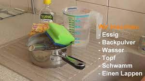 Backpulver und essig sind eine perfekte kombination für die reinigung eines backofens foto vermischen sie erst das backpulver mit ein wenig wasser und rühren sie es glatt. Backofen Reinigen Backofen Mit Essig Backpulver Sauber Machen Youtube