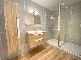 Mais c'est aussi une pièce dont l'installation doit être parfaitement effectuée, afin d'éviter tout problème d'humidité. Salle De Bain Thr Travaux Habitat Renovation Le Havre