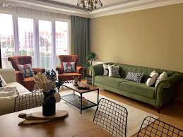 Kahverengi tonları, yani çikolata kahveler yada toprak tonları turuncu ile uyumlu renkler arasında yer alır. Bu Evde Renk Uyumlari Ve Stilden Ote Atmosfer On Planda Ev Gezmesi Oturma Odasi Dekorasyonu Oturma Odasi Tasarimlari Oturma Odasi Fikirleri