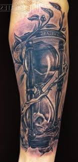 Sanduhren als tattoo motive stehen für zeit, leben und tod und vergänglichkeit des. Hourglass Tattoo Symbolism And Origin New Decoration Ideas Sanduhr Tattoo Sanduhr Tattoo Vorlage Sanduhr Tattoo Unterarm