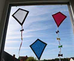 Wir haben ideen und inspiration, wie sie tolle figuren aus kastanien basteln! Diy Kids Drachen Im Herbst Leuchtende Fensterbilder Lifestylemommy