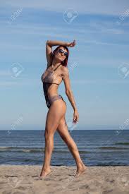 Mulher Bonita Em Um Biquíni Sexy Na Praia Foto Royalty Free, Gravuras,  Imagens e Banco de fotografias. Image 199274126