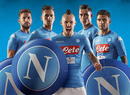 Il primo stemma ufficiale è ovviamente sinonimo della nascita dell'associazione calcio napoli: Napoli Ecco La Maglia 2017 2018 Stile Kombat E Toni Piu Scuri Sui Fianchi Calcio E Finanza